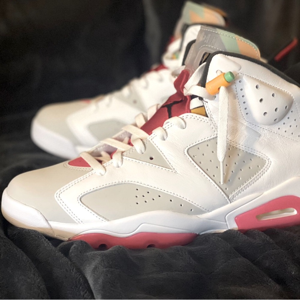 New,never worn,part of a shoe collection. This Jordan 6 comes with the box